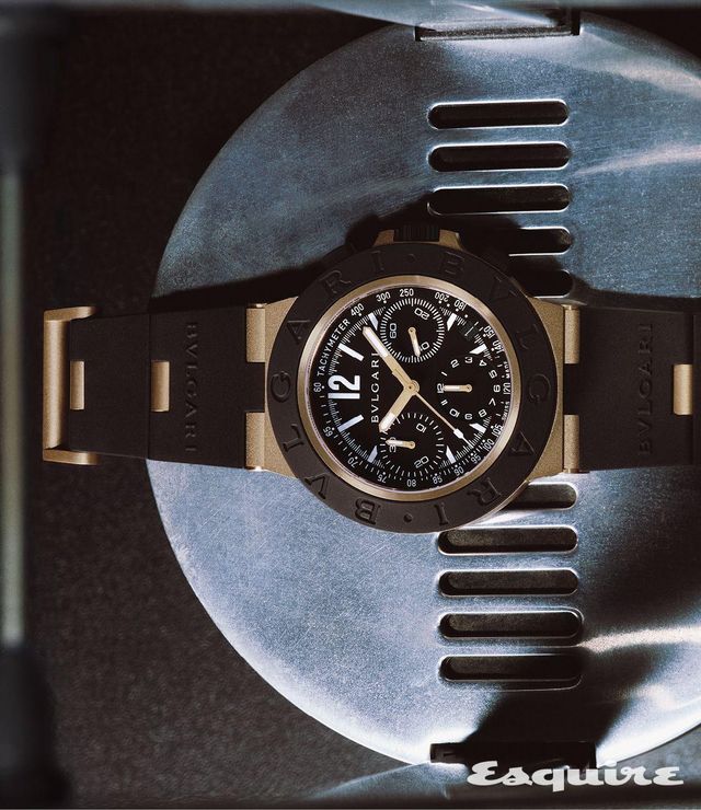 샌드블라스트 처리한 41mm 브론즈 케이스에 블랙 러버 베젤과 스트랩을 매치한 불가리 알루미늄 브론즈 워치 865만원 불가리.