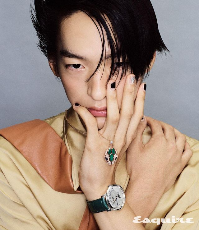 문페이즈로 서정적인 감성을 더한 패트리모니 문페이즈 레트로그레이드 데이트 워치 8200만원대 바쉐론 콘스탄틴. 실크 셔츠, 레더 타이 모두 가격 미정 아미리. 세르펜티 세두토리 네크리스 5000만원대 불가리.