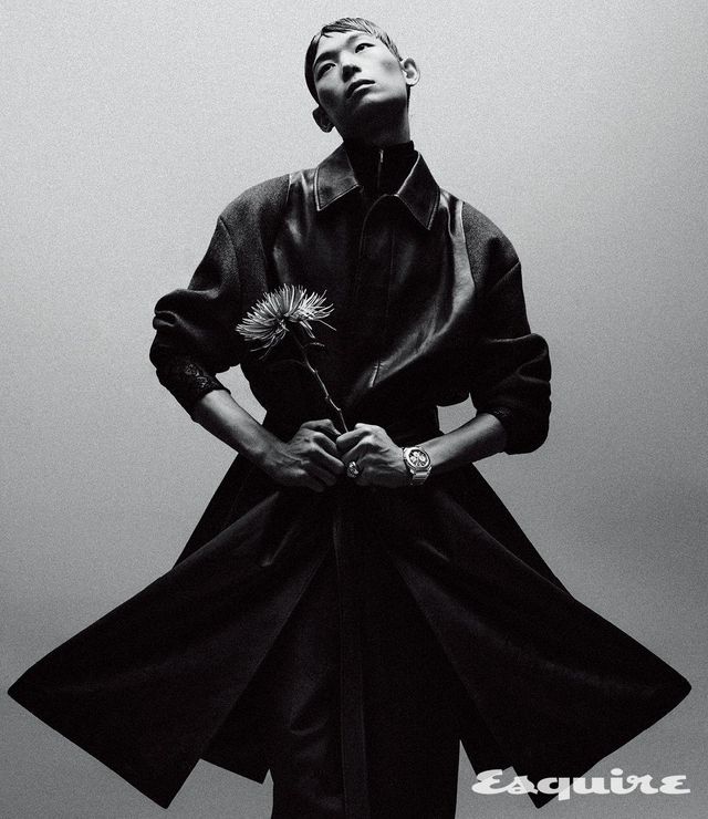 43mm 케이스에 크로노그래프 GMT 무브먼트를 탑재한 옥토 피니씨모 크로노그래프 워치 2470만원, 오닉스와 다이아몬드로 장식한 디바스 드림 이어링 480만원대 모두 불가리. 레더 코트 1600만원대, 터틀넥 톱 200만원대, 팬츠 100만원대 모두 펜디. 다이아몬드를 파베 세팅한 앙티페 링 2000만원대 레포시. 돼지 모티브 링 에디터 소장품.