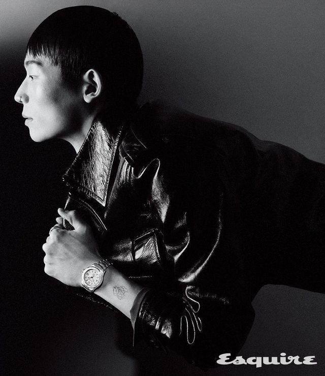 단방향 회전 베젤과 3D 인그레이빙 케이스백이 특징인 38mm 스틸 케이스의 아이스드 씨 오토매틱 데이트 제로 옥시전 워치 535만원 몽블랑. 레더 바이커 재킷, 셔츠 모두 가격 미정 구찌.