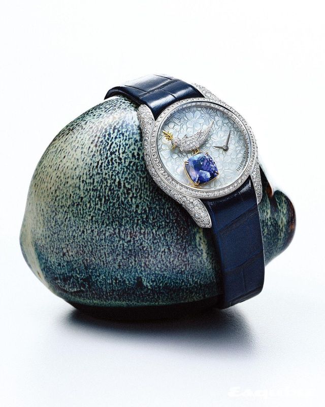 플로럴 패턴 MOP 다이얼 위에 2캐럿의 쿠션 컷 탄자나이트를 올렸다. 36mm 화이트 골드 케이스에 587개의 다이아몬드를 정교하게 세팅한 쟌 슐럼버제 바이 티파니 버드 온 어 락 레거시 워치 가격 미정 티파니.