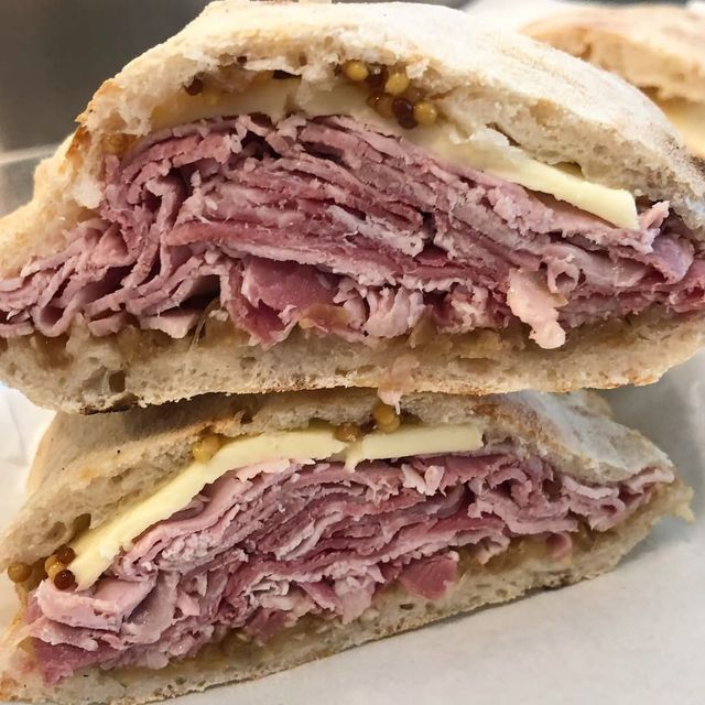 겨울엔 뜨끈한 화덕 샌드위치 '구위 브런치바' / 출처: 가게 SNS