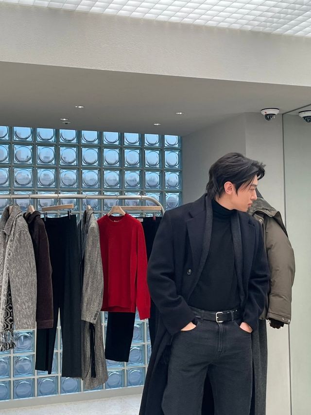 겨울 출근룩부터 데이트룩까지, 덱스의 올블랙 스타일링 / 출처: 인스타그램 @dex_xeb