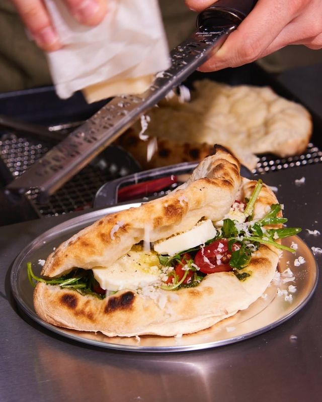 겨울엔 뜨끈한 화덕 샌드위치 '도우클럽 연희본점' / 출처: 가게 SNS