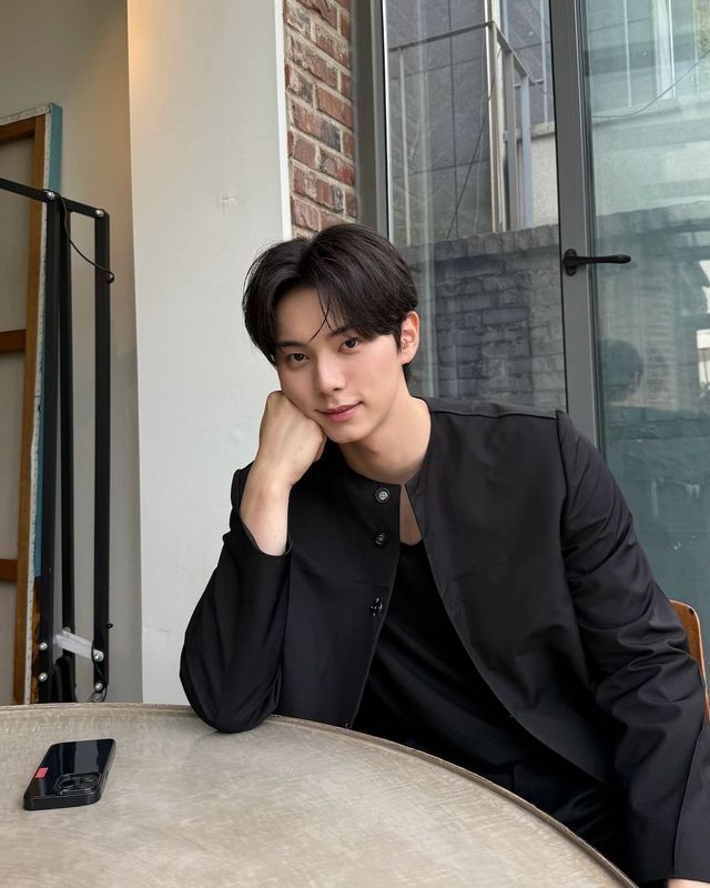 실루엣에 디테일을 더한 이채민의 올블랙 스타일링 / 출처: 인스타그램 @l.c.m____