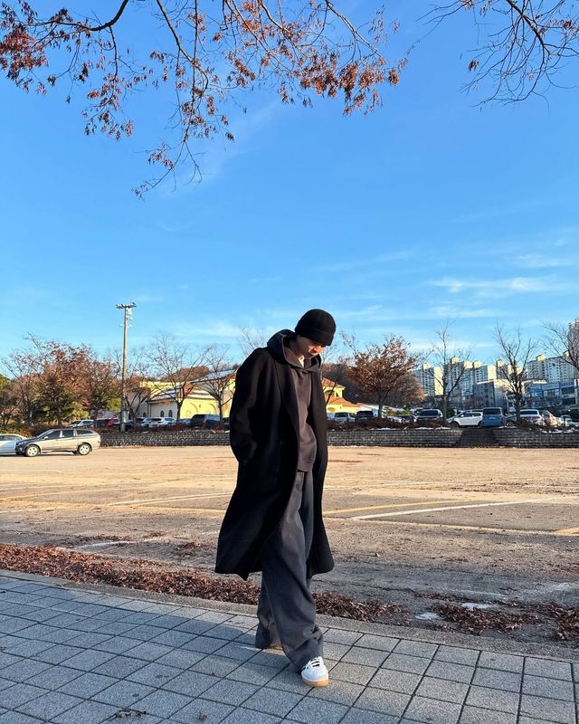 롱코트 안에 루즈한 후디를 매치한 쟈니 / 출처: 인스타그램 @johnnyjsuh