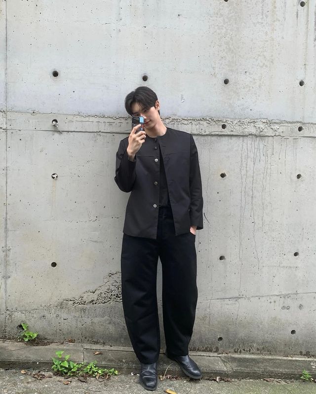 실루엣에 디테일을 더한 이채민의 올블랙 스타일링 / 출처: 인스타그램 @l.c.m____