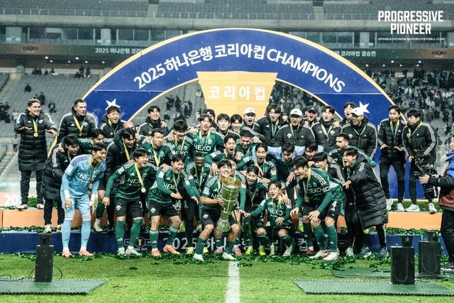  300만 관중을 넘기며 흥행을 이어간 2025 'K리그' 4시즌 만에 우승을 되찾은 '전북현대'/ 인스타그램 @jeonbuk1994