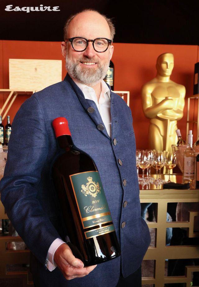 로버트 룩셈부르크 왕자가 클라랑델의 제로보암 보틀을 들고 있다. 