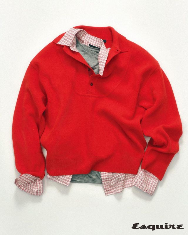 레드 울 & 캐시미어 폴로 스웨터 가격 미정 자크뮈스. 체크 셔츠 가격 미정 프라다. 그레이 크루넥 톱 가격 미정 존 바바토스.