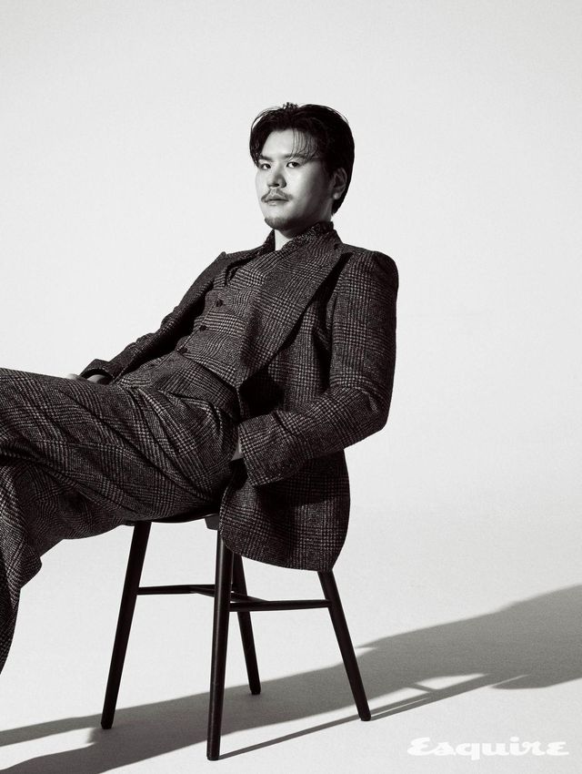 싱글브레스티드 재킷, 베스트, 니트 베스트, 팬츠 모두 돌체앤가바나.