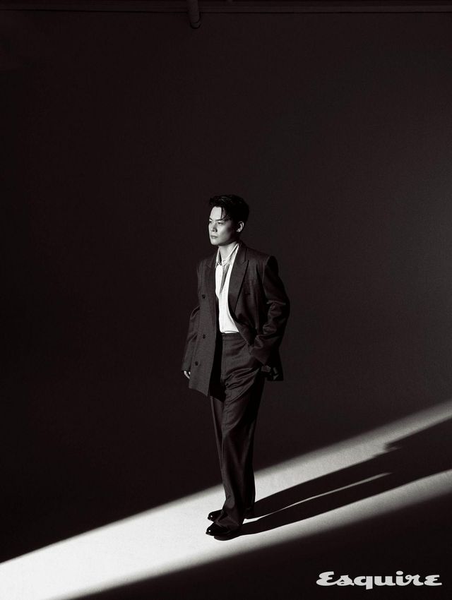 더블브레스티드 재킷, 팬츠 모두 잉크. 로퍼 크로켓앤존스 by 유니페어. 셔츠 스타일리스트 소장품.