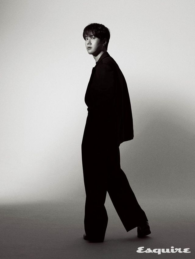 부츠 크로켓앤존스 by 유니페어. 더블브레스티드 재킷, 팬츠, 톱 모두 스타일리스트 소장품.