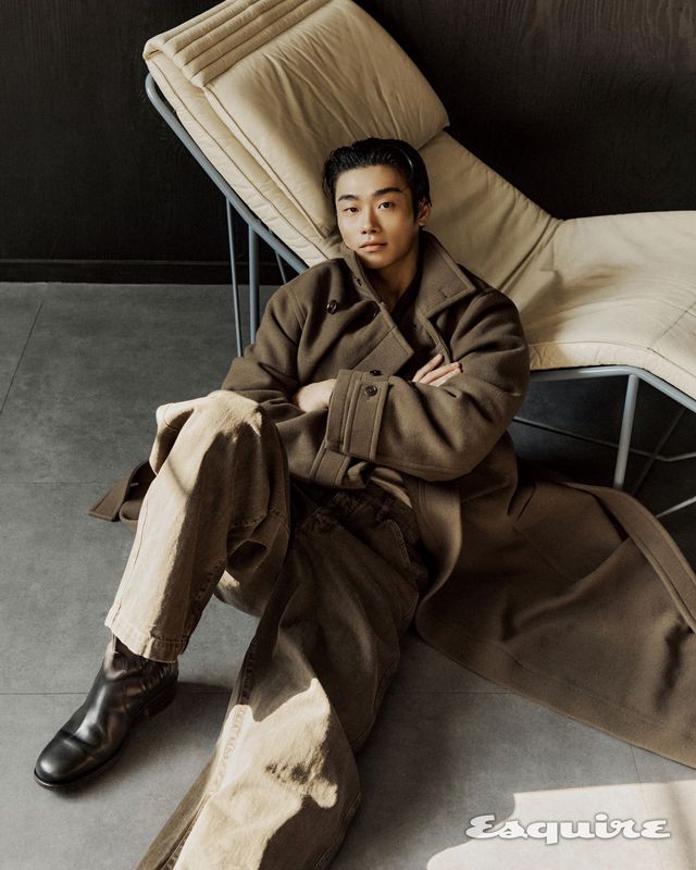 벨티드 랩 코트, 데님 팬츠, 부츠 모두 르메르.