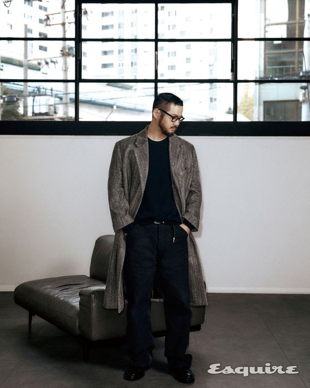 헤링본 코트 타임 옴므. 블랙 니트, 더비 슈즈 모두 질 샌더. 팬츠 코모리. 안경 모스콧, 벨트 아워레가시.