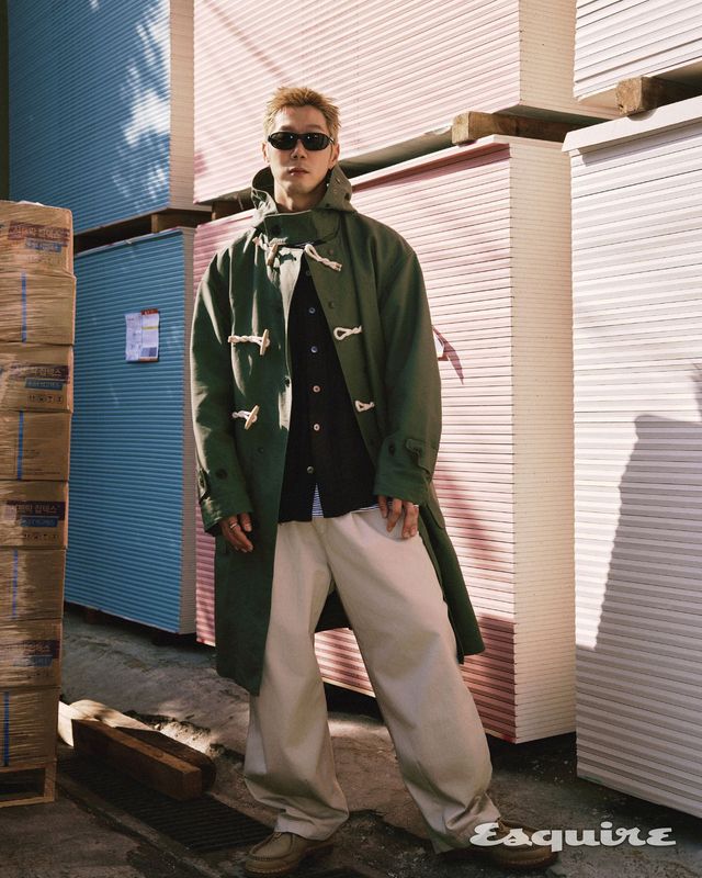 코튼 더플코트 엔지니어드 가먼츠. 블랙 셔츠 지용킴. 스트라이프 티셔츠 칼하츠. 팬츠 무신사 스탠다드. 슈즈 파라부트. 링 불가리. 선글라스 레이밴.