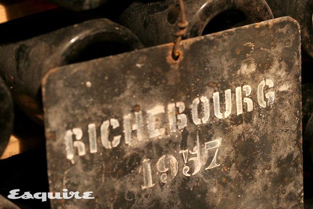 리저브 와인들에는 라벨이 안 붙어 있고, 대신 각 로트마다 이처럼 식별 표가 붙어 있다. 이 와인들은 판매하는 경우는 드물지만, 판매할 때마다 병의 외관을 세척하고 소량 생산한 라벨을 직접 붙여 출하한다.