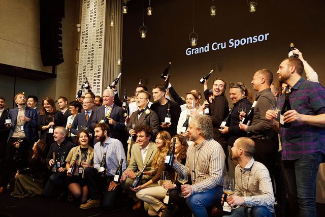 샴페인 서울 2025에 참가한 생산자들의 모습. 지면에서 볼 때 올리비에 크루그(가운데)의 왼쪽이 피터 리암, 오른쪽이 이준혁 대표다.