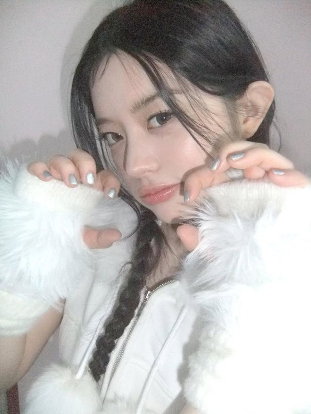 아일릿 민주 패션으로 배우는 2026 팬톤 컬러 / 출처: 셀럽 SNS