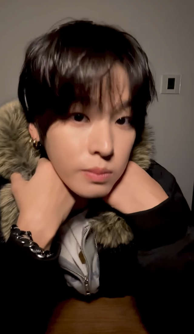 엔시티위시 리쿠가 입은 '그레일즈' 퍼 후드 / 출처: 인스타그램 @nctwish_official