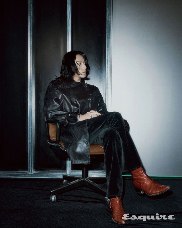 레더 코트 빈티지. 팬츠 셀린느. 부츠 미우미우. 브로치 빈티지.