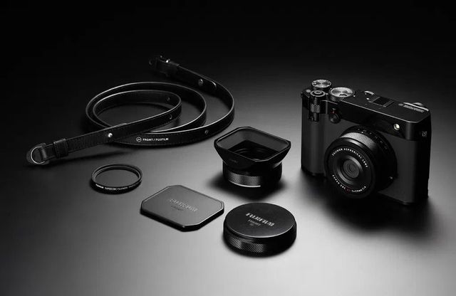 후지필름 GFX100RF 프라그먼트 에디션. (c) fujifilm-x.com