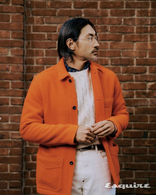 코트, 니트 모두 드레익스. 팬츠 리바이스. 안경 까르띠에. 스카프 셀린느. 벨트 모니탈리.