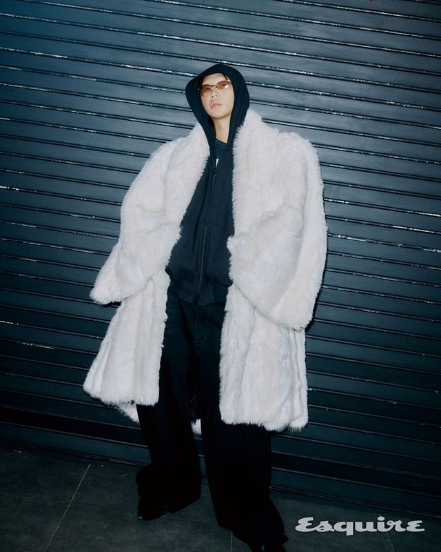 폭스 퍼 코트, 로퍼 모두 발렌시아가. 후디 집업 무명. 배기 진 STU. 선글라스 젠틀몬스터.