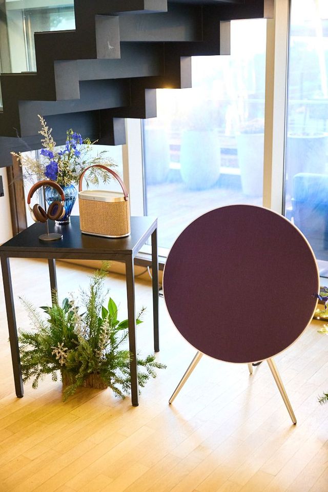 뱅앤올룹슨 센테니얼 컬렉션. 좌측부터 베오플레이 H100 센추리 브라운, 베오사운드 A5 센추리 위브, 베오사운드 A9 센추리 블루.