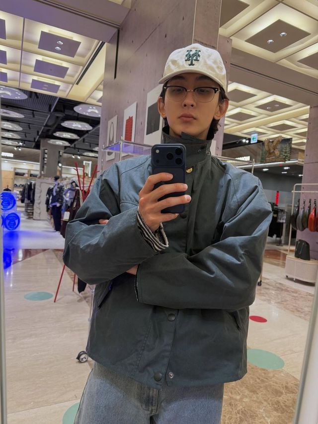 최정훈의 하이넥 재킷 스타일링 | 인스타그램 @jannabijh