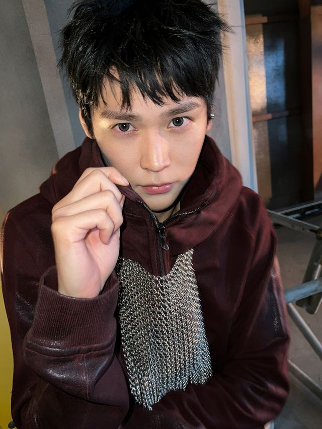 라이즈 은석의 하이넥 재킷 스타일링 | 인스타그램 @riize_official