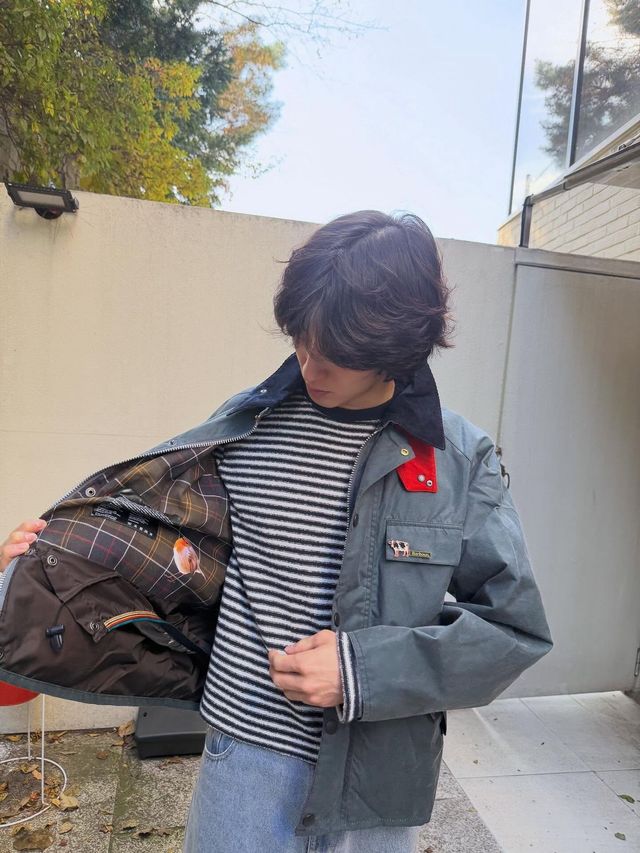 최정훈의 하이넥 재킷 스타일링 | 인스타그램 @jannabijh