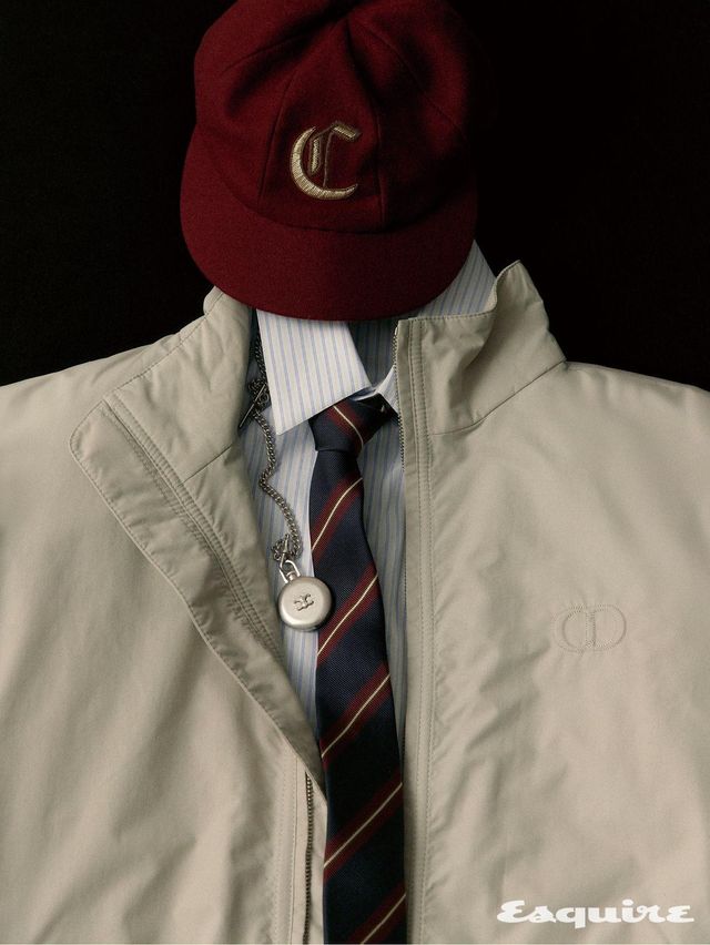 CD 엠브로이더리 블루종, 스트라이프 셔츠 모두 가격 미정 디올 맨. C 패치 볼 캡, 스트라이프 실크 타이, 트리옹프 포켓 워치 모두 가격 미정 셀린느 옴므.