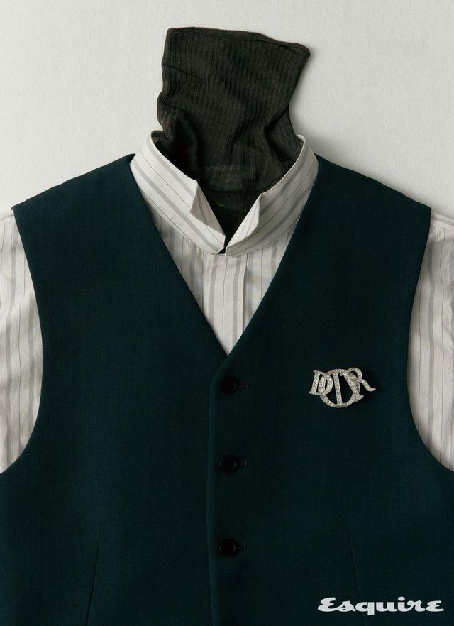 베스트, 루퍼트 셔츠 모두 가격 미정 더 로우. 터틀넥 톱 가격 미정 르메르. 디올 참 브로치 가격 미정 디올 맨.