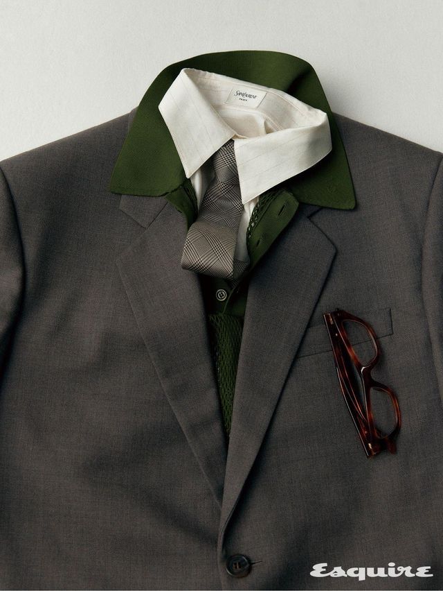 울 쉬네 재킷, 피케 셔츠, 그로그랭 타이 모두 가격 미정 생 로랑 by 안토니 바카렐로. 크로셰 니트 톱 가격 미정 구찌. 안경 가격 미정 보테가 베네타 by 케어링 아이웨어.