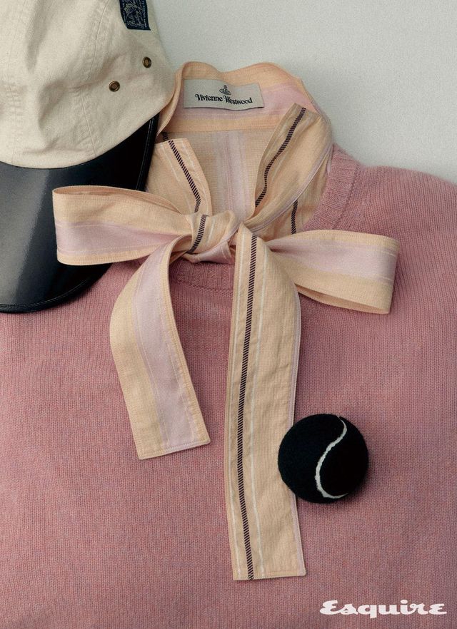 캐시미어 스웨터 216만원 벨루티. 리본 칼라 셔츠 가격 미정 비비안 웨스트우드. 트윌 캡 가격 미정 폴로 랄프 로렌.