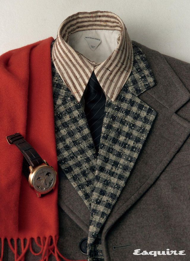 라이트 더블 캐시미어 코트, 플랫 부클레 깅엄 싱글브레스티드 재킷, 노티드 스트라이프 셔츠, 캐시미어 롱 스카프 모두 가격 미정 보테가 베네타. 스트라이프 타이 가격 미정 생 로랑 by 안토니 바카렐로. 매뉴얼 와인딩 칼리버 391을 탑재한 듀오미터 크로노그래프 문 가격 미정 예거 르쿨트르.