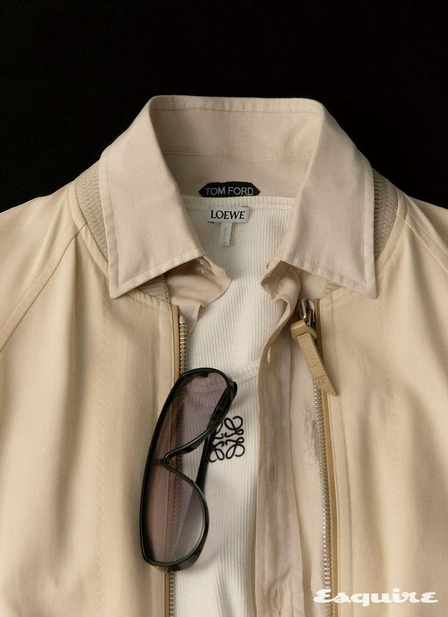 필드 보머 재킷, 코튼 & 실크 밀리터리 셔츠, 에이비에이터 선글라스 모두 가격 미정 톰 포드. 화이트 슬리브리스 톱 가격 미정 로에베.