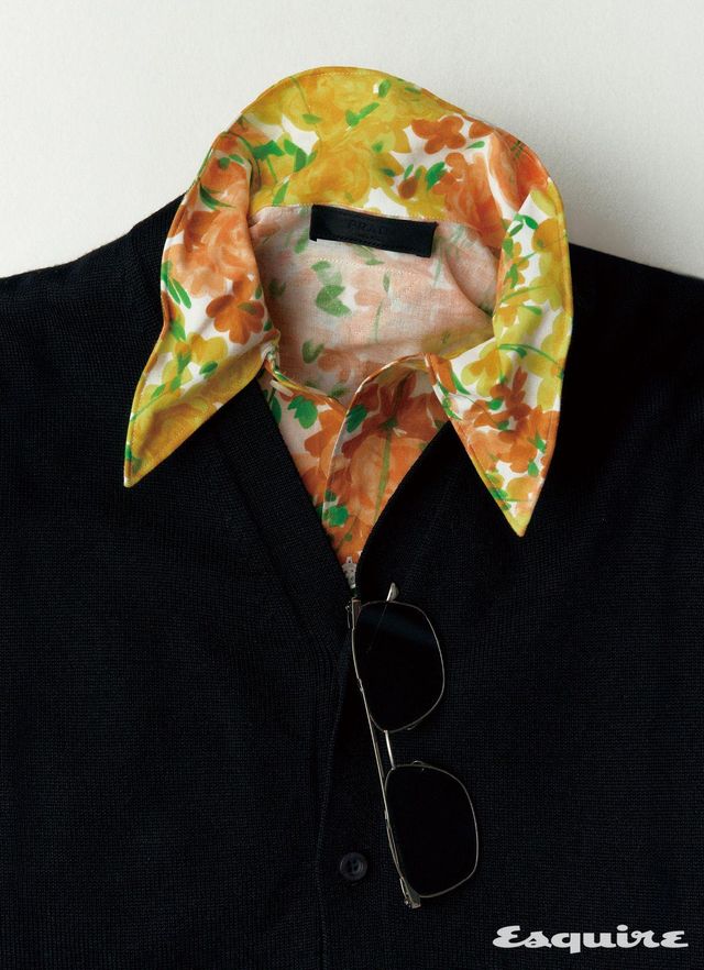 카디건, 플라워 프린트 셔츠 모두 가격 미정 프라다. 더블 브리지 스퀘어 선글라스 가격 미정 생 로랑 by 안토니 바카렐로. 