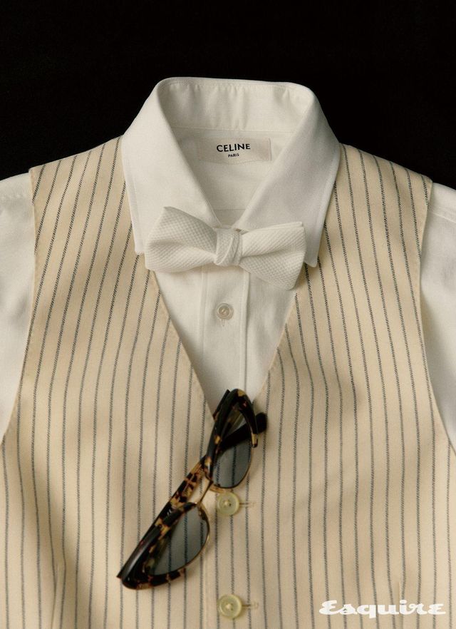 스트라이프 베스트, 카나비 칼라 셔츠, 코튼 보타이 모두 가격 미정 셀린느 옴므. 하바나 캣 아이 선글라스 가격 미정 보테가 베네타 by 케어링 아이웨어. 