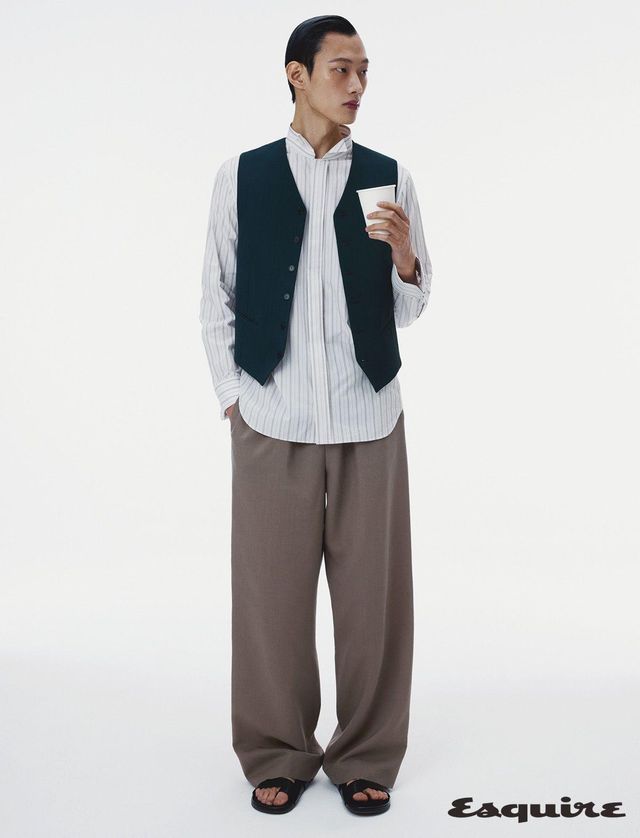 유리 베스트, 루퍼트 셔츠, 도나텔로 팬츠, 휴 샌들 모두 가격 미정 더 로우.