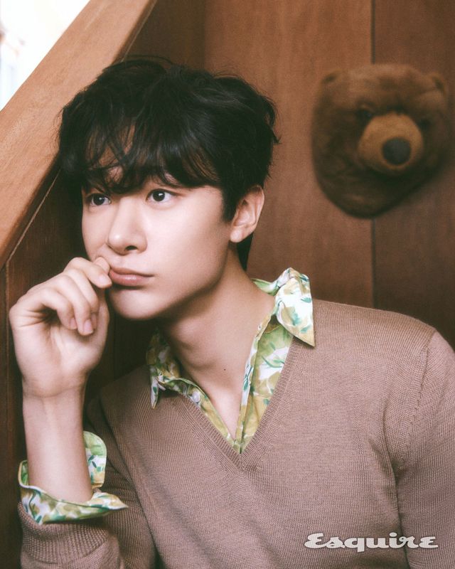 니트, 셔츠 모두 프라다.