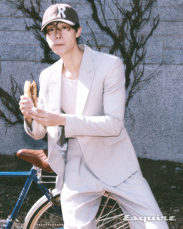 재킷, 톱, 팬츠 모두 디올. 모자 레터리