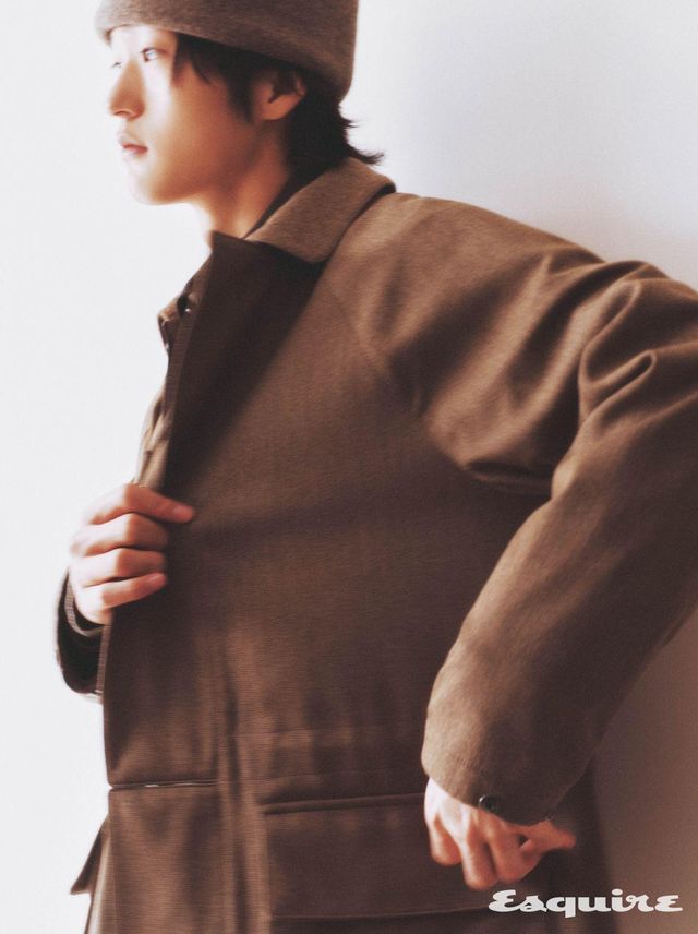 아이콘 홀시 재킷, 짐 오버 셔츠, 조시 비니 모두 가격 미정 로로피아나. 