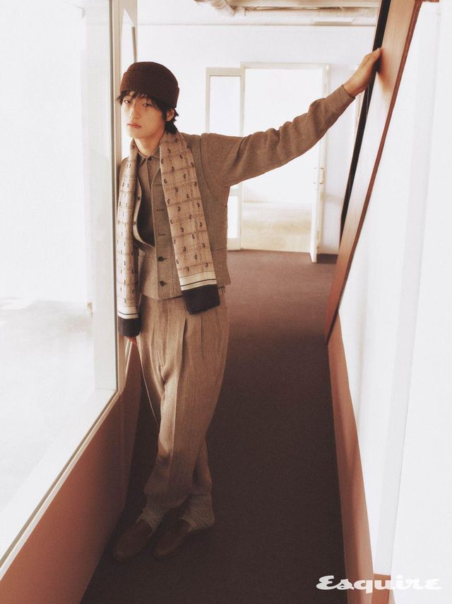 드레이튼 베스트, 리넨 셔츠, 조에스 팬츠, 앤톤 웨이브 워크 모카신, 도레테오 비니, 보테 스카프, 캐시미어 삭스 모두 가격 미정 로로피아나.