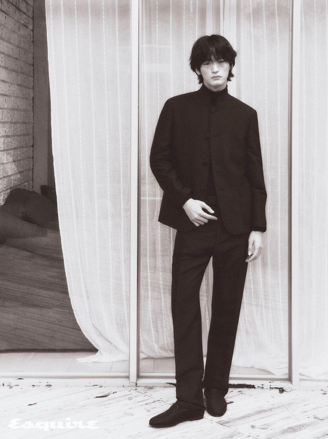 아이콘 스파냐 싱글브레스티드 재킷, 리스캄 터틀넥 톱, 제이시 팬츠, 오페라 워크 슬리퍼 모두 가격 미정 로로피아나.