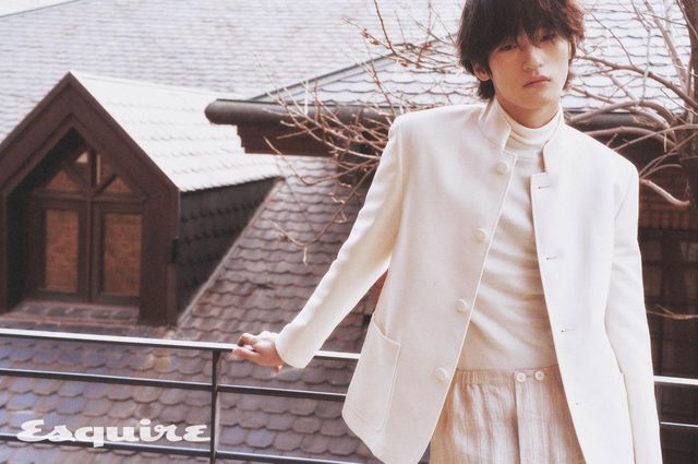 아이콘 스파냐 싱글브레스티드 재킷, 리스캄 터틀넥 톱, 브리톤 리넨 팬츠 모두 가격 미정 로로피아나.