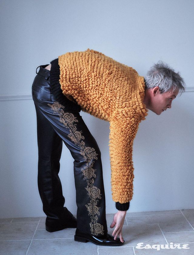 루프 니트 카디건, 플로럴 엠브로이더리 레더 팬츠 모두 가격 미정 어네스트 W. 베이커 by 10 꼬르소 꼬모 서울. 페이턴트 더비 슈즈 가격 미정 페라가모.