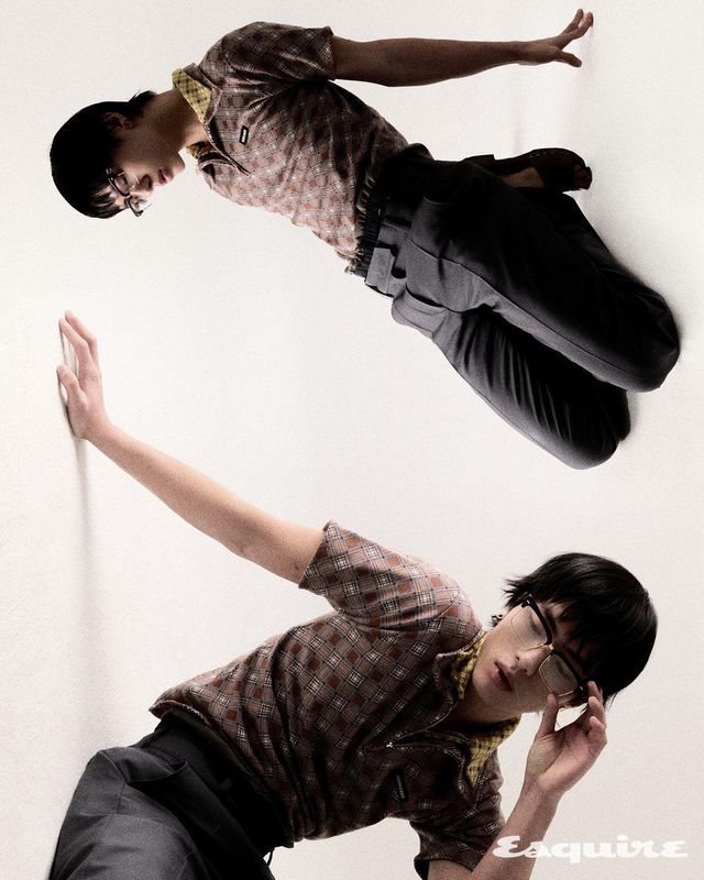 브라운 체크 집업 셔츠, 크림 체크 집업 셔츠, 팬츠, 트렁크, 클로그, 글라스, 이어링 모두 가격 미정 미우미우.