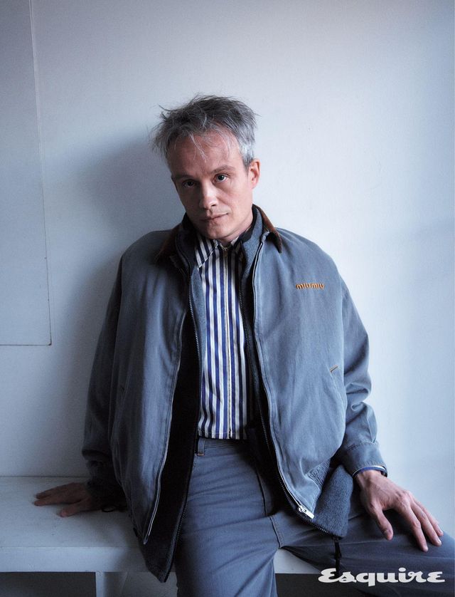 재킷, 베스트, 스트라이프 셔츠, 팬츠 모두 가격 미정 미우미우.